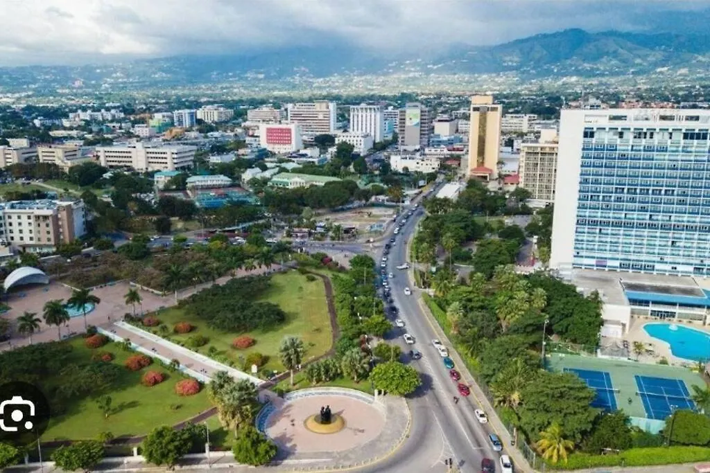 New Kingston Central Location Gated Jamajka
