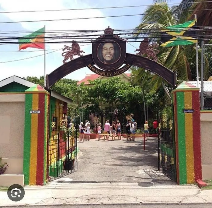 New Kingston Central Location Gated 0*,  Jamajka