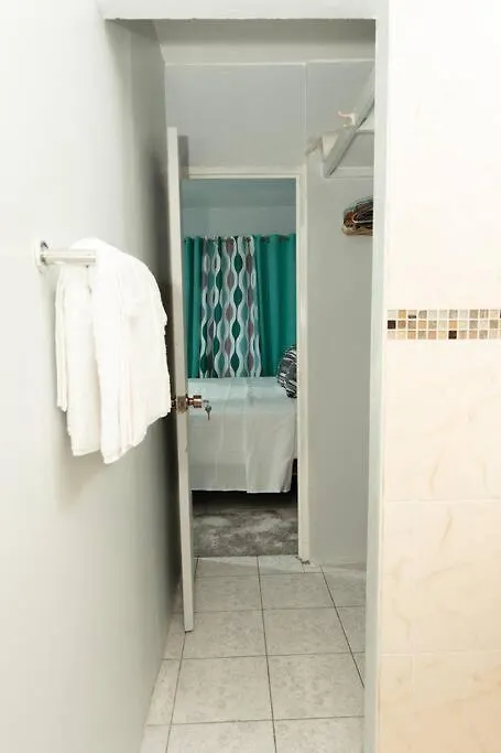 Apartament New Kingston Central Location Gated